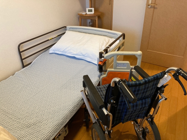 A care aide providing attentive short-term support to a client